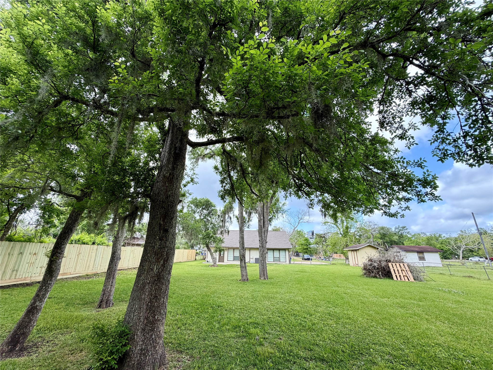 114 Edgewater Street Clute, TX 77531 - Photo 33 of 38