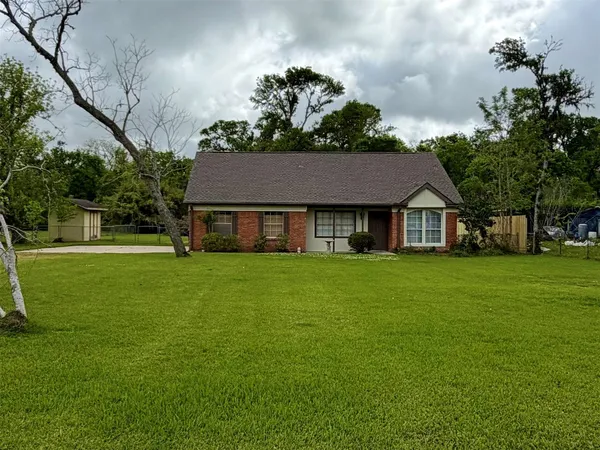 $215,000 | 114 Edgewater Street, Clute, TX 77531