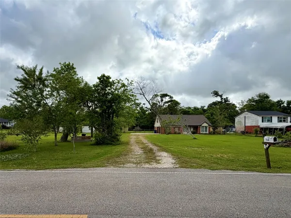 $215,000 | 114 Edgewater Street, Clute, TX 77531