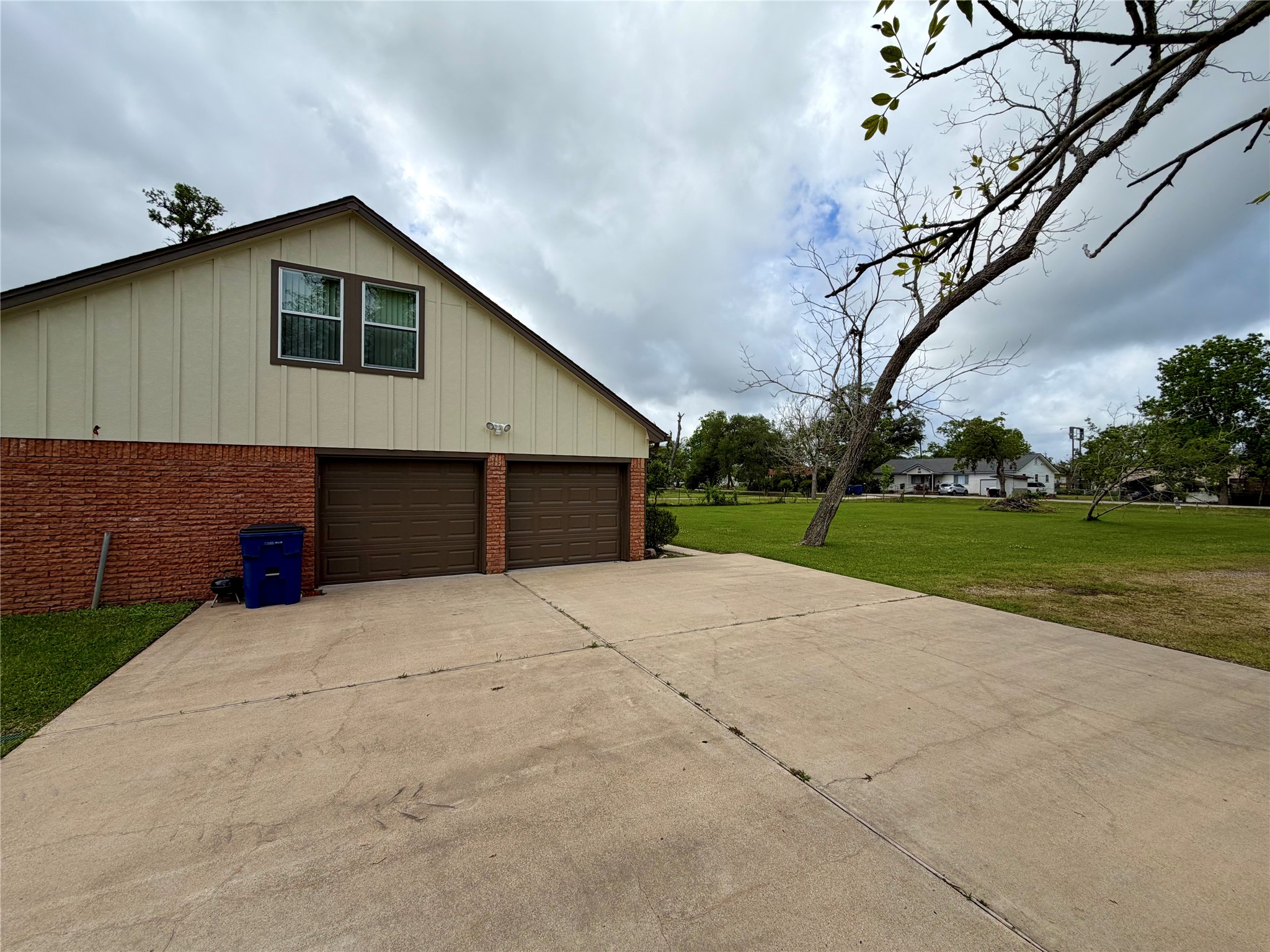 114 Edgewater Street Clute, TX 77531 - Photo 4 of 38