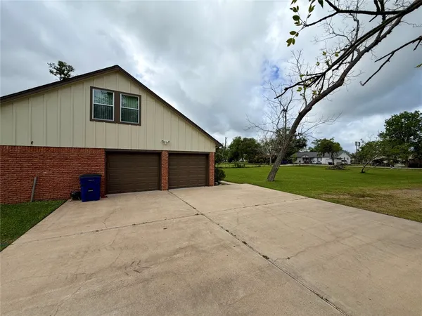 $215,000 | 114 Edgewater Street, Clute, TX 77531