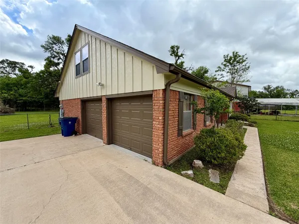 $215,000 | 114 Edgewater Street, Clute, TX 77531