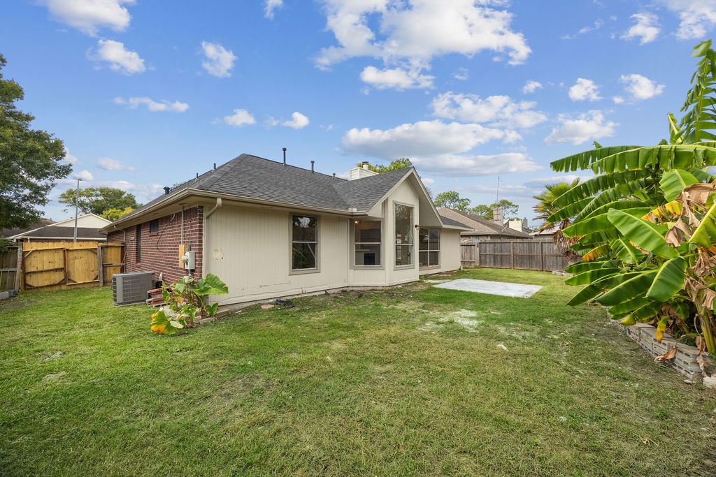 2942 Waterloo Road Pearland, TX 77581 - Photo 21 of 22 a backyard of a house with table and chairs
