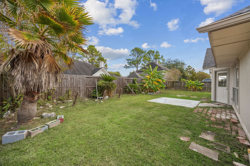 2942 Waterloo Road Pearland, TX 77581 - Photo 22 of 22 a backyard of a house with table and chairs