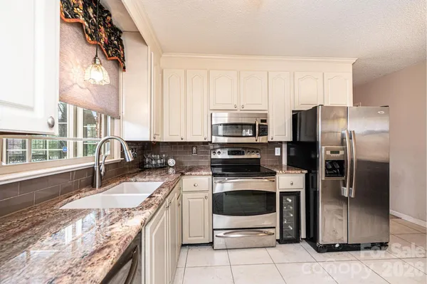 $289,900 | 1070 South College Avenue, Newton, NC 28658