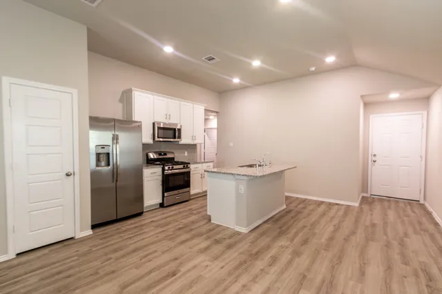 $1,900 | 1218 Colt Canyon Drive, Alvin, TX 77511