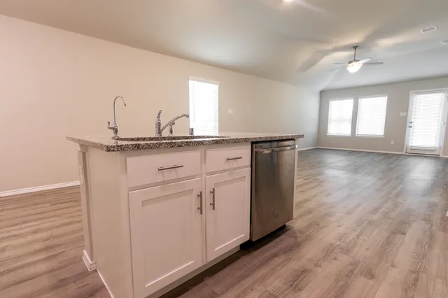 $1,900 | 1218 Colt Canyon Drive, Alvin, TX 77511