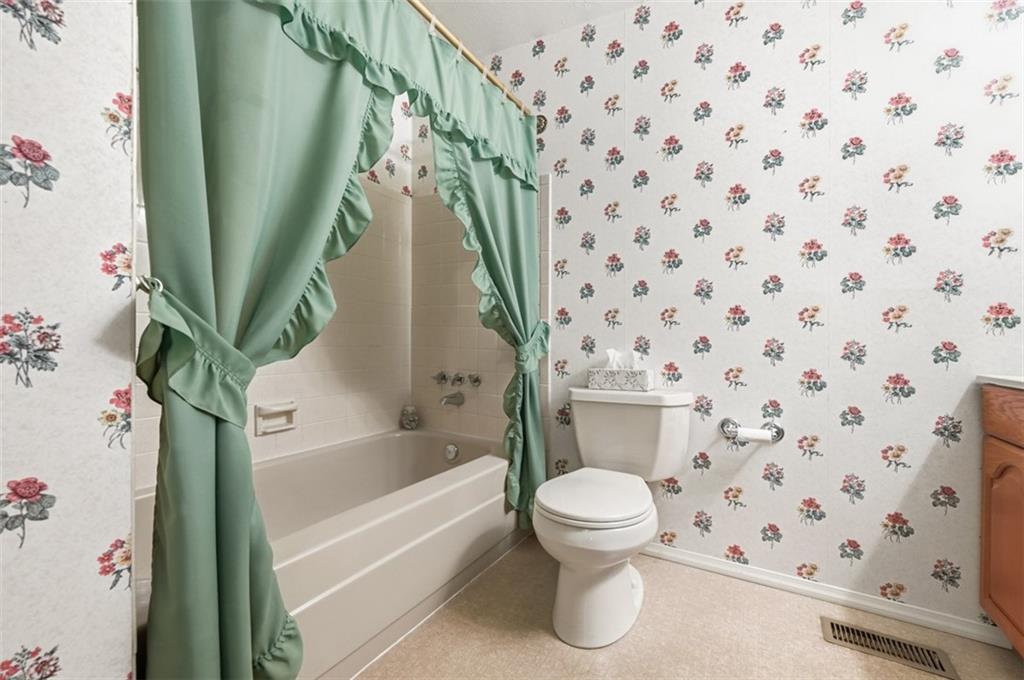 487 Tivoli Road Pittsburgh, PA 15239 - Photo 15 of 33 MAIN FULL BATH
