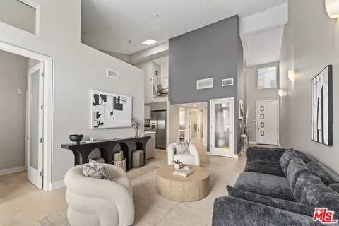 $1,150,000 | 600 South Ridgeley Drive, Unit PH11, Los Angeles, CA 90036