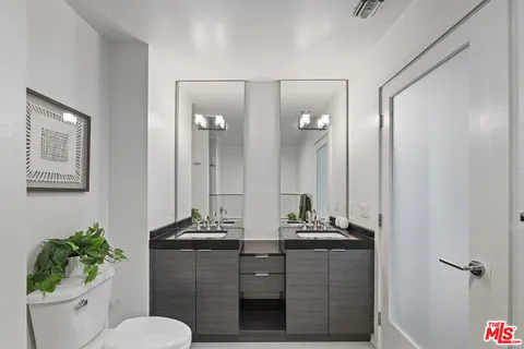 $1,150,000 | 600 South Ridgeley Drive, Unit PH11, Los Angeles, CA 90036