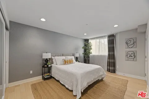 $1,150,000 | 600 South Ridgeley Drive, Unit PH11, Los Angeles, CA 90036