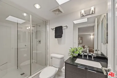 $1,150,000 | 600 South Ridgeley Drive, Unit PH11, Los Angeles, CA 90036