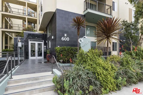 $1,150,000 | 600 South Ridgeley Drive, Unit PH11, Los Angeles, CA 90036