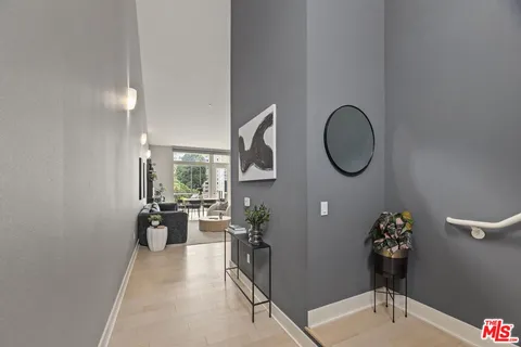 $1,150,000 | 600 South Ridgeley Drive, Unit PH11, Los Angeles, CA 90036