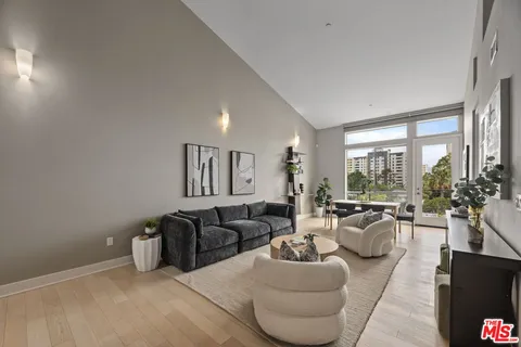 $1,150,000 | 600 South Ridgeley Drive, Unit PH11, Los Angeles, CA 90036