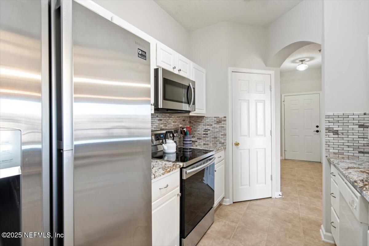 7990 Baymeadows Road East, Unit 913 Jacksonville, FL 32256 - Photo 19 of 70 a kitchen with a refrigerator stove and a sink