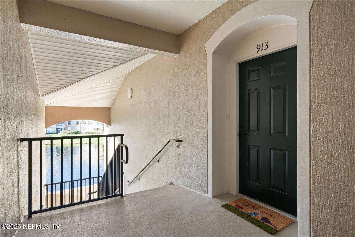 7990 Baymeadows Road East, Unit 913 Jacksonville, FL 32256 - Photo 5 of 70 a view of a hallway with entryway door