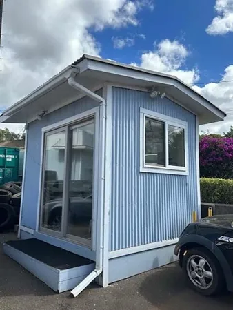 a view of a backyard