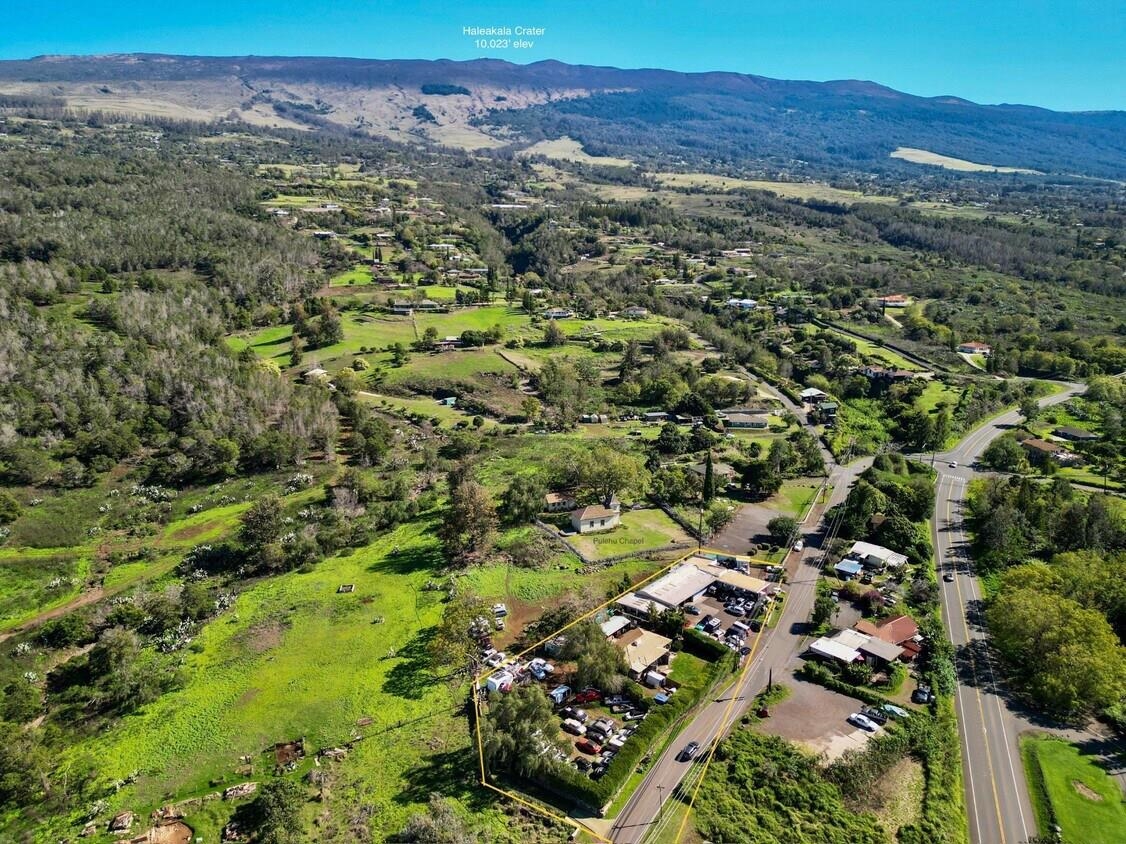 3135 Lower Kula Road Kula, HI 96790 - Photo 2 of 30 a view of a city with mountains in the background