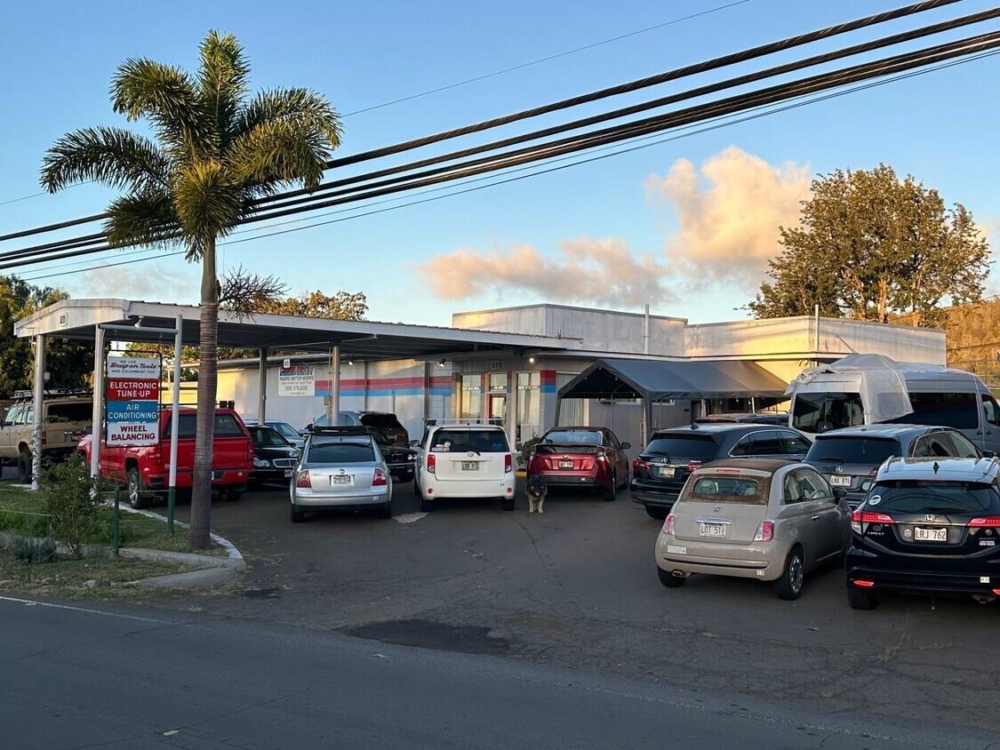 3135 Lower Kula Road Kula, HI 96790 - Photo 6 of 30 a car parked in front of a store