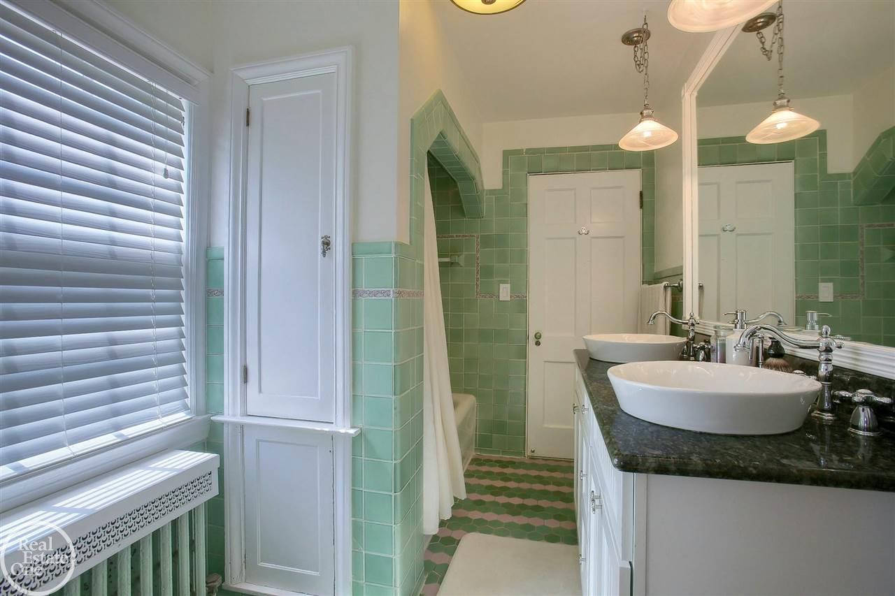 253 Lewiston Road Grosse Pointe, MI 48236 - Photo 21 of 41 50044437-20.JPG