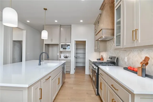 $827,235 | 6039 Apache Drive, Shawnee, KS 66226