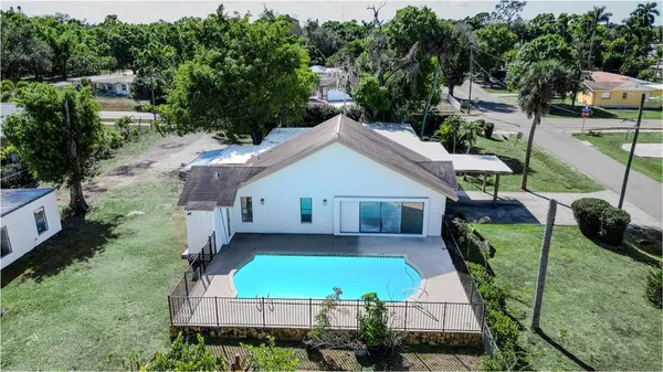 a view of a house with backyard