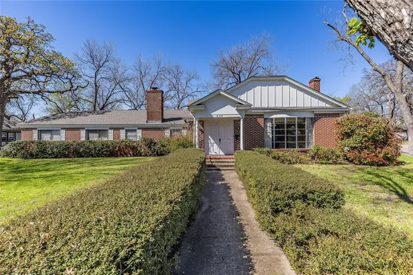 $399,900 | 220 North Holly Avenue, Sherman, TX 75092