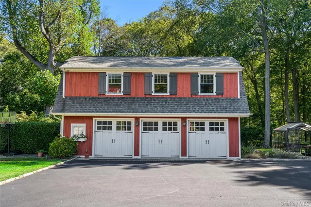 a view of front of a house with a yard