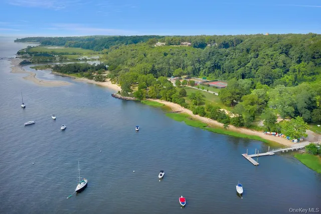 $3,950,000 | 21 East Gate Road, Lloyd Harbor, NY 11743