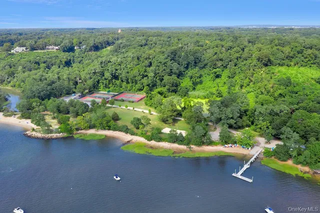 $3,950,000 | 21 East Gate Road, Lloyd Harbor, NY 11743