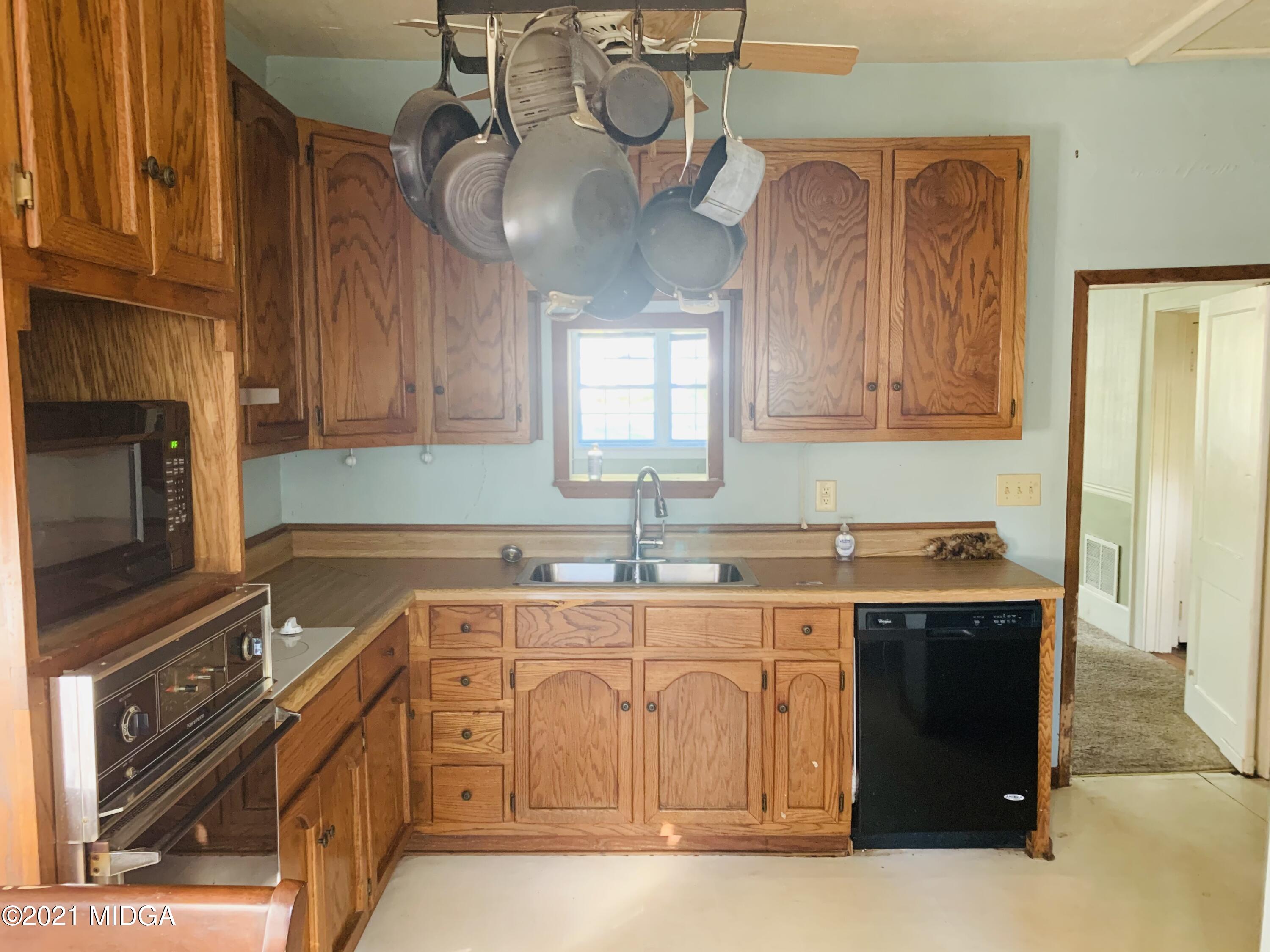 182 Tucker Road Macon, GA 31210 - Photo 4 of 9 Kitchen 3