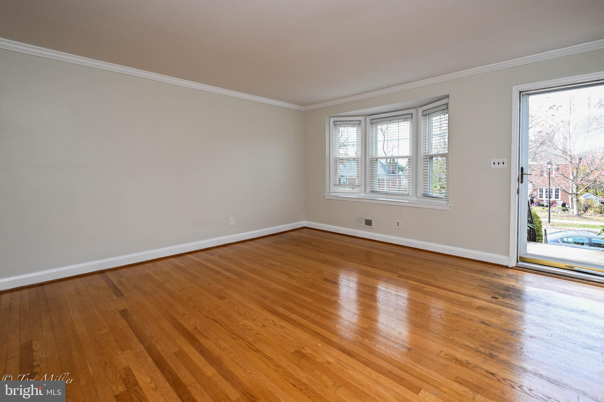 127 Stanmore Road Baltimore, MD 21212 - Photo 6 of 37 Spacious Living Room w/ Hardwood Floors