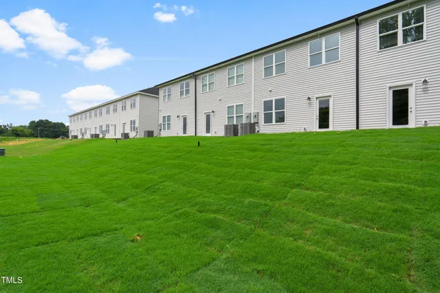 a view of a house with backyard