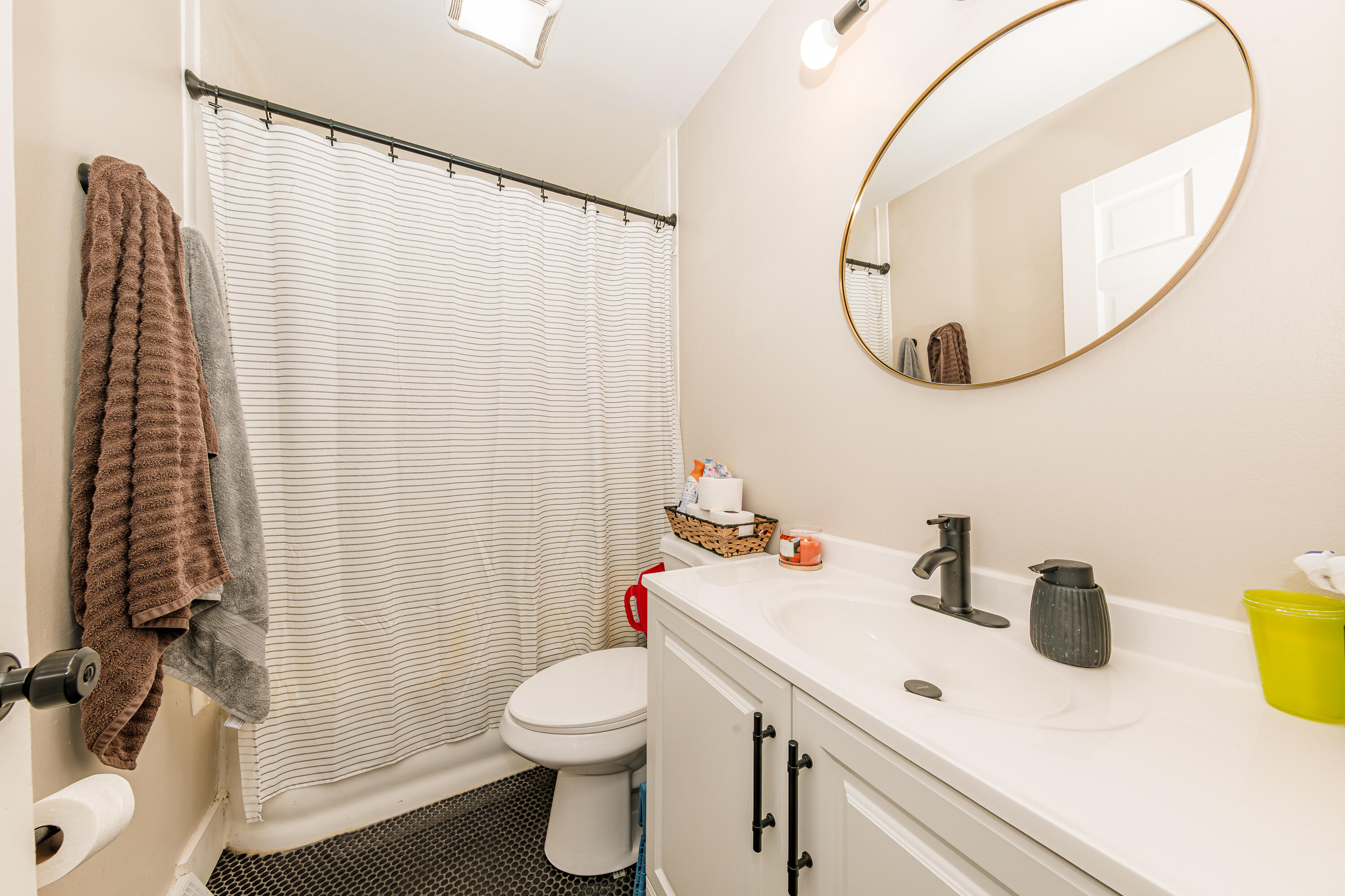 2807 South 9th Street Milwaukee, WI 53215 - Photo 11 of 30 Bathroom - Unit 1