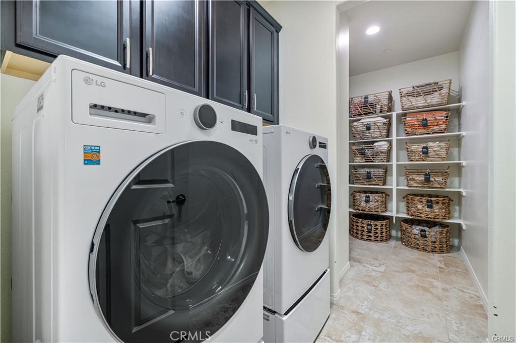 28537 Vista Del Rio Drive Valencia, CA 91354 - Photo 19 of 31 a utility room with dryer and washer