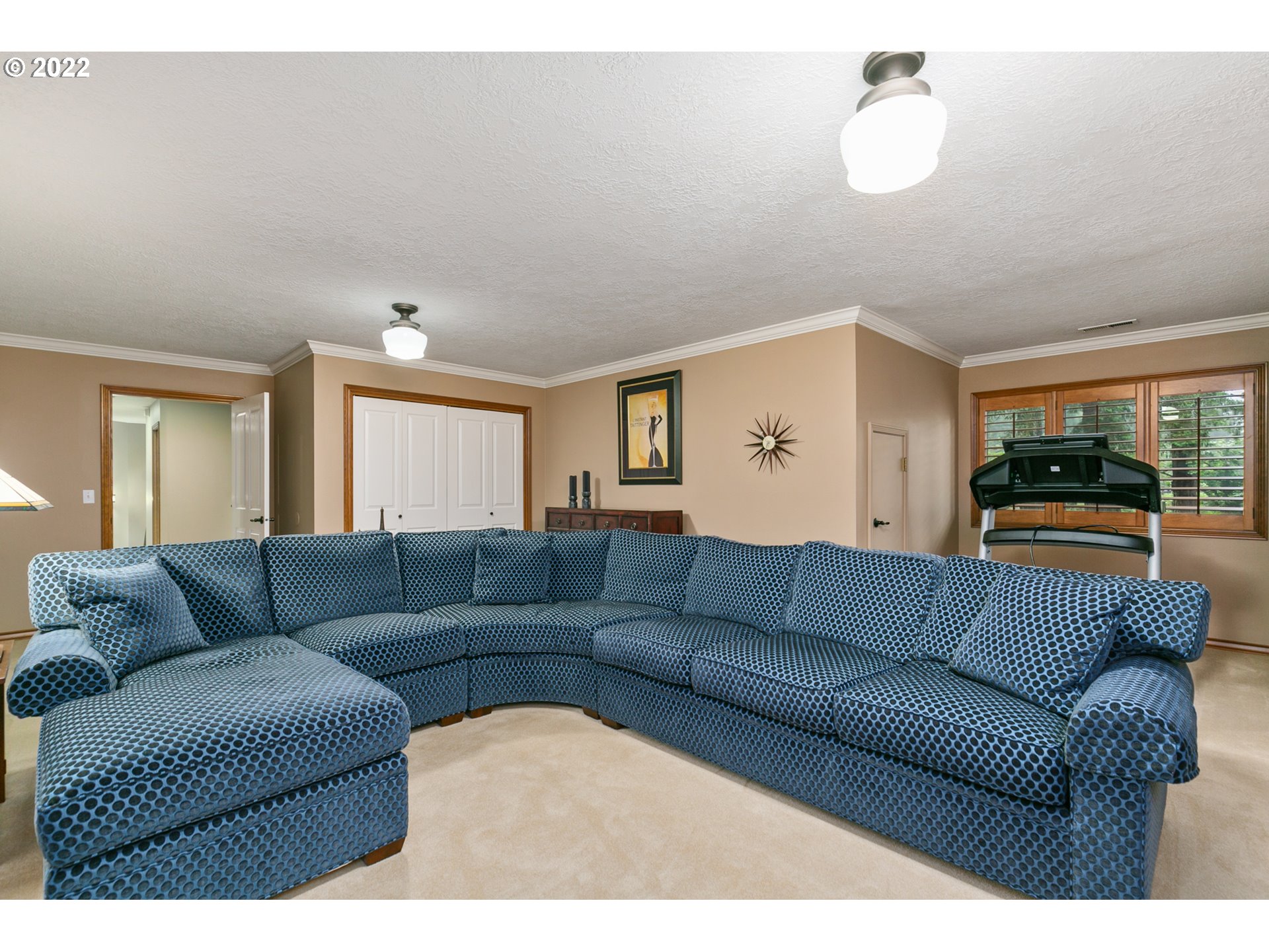 13890 South Carus Road Oregon City, OR 97045 - Photo 12 of 31 a living room with furniture