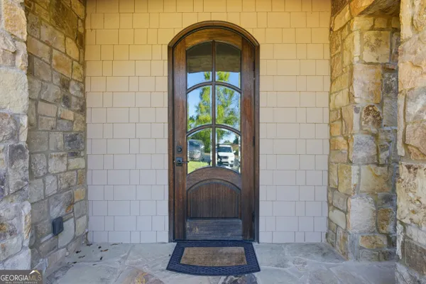 a view of entryway with a door