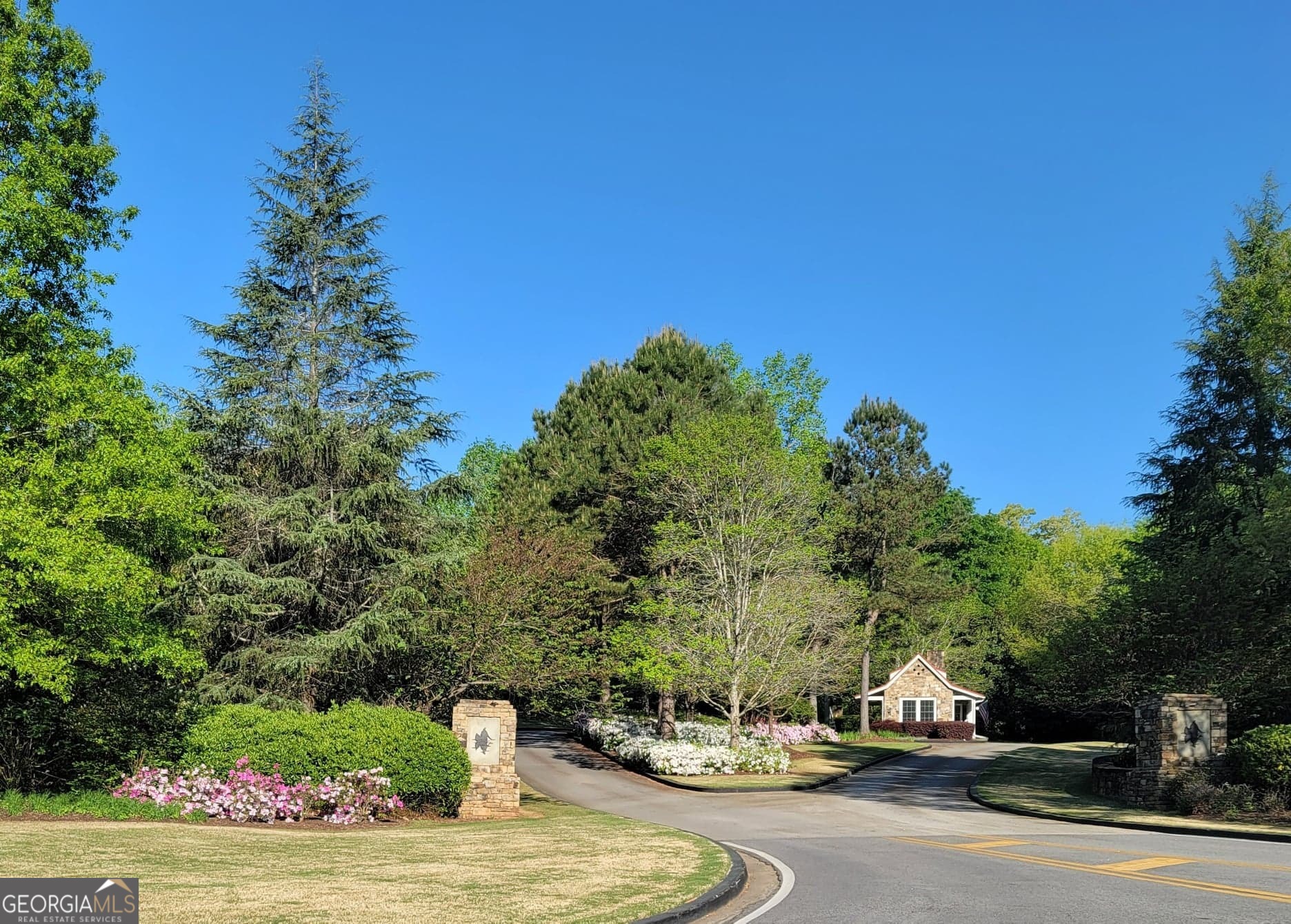 17 Cottage Lane, Unit 202 Toccoa, GA 30577 - Photo 32 of 43 a view of a fountain in the middle of a park