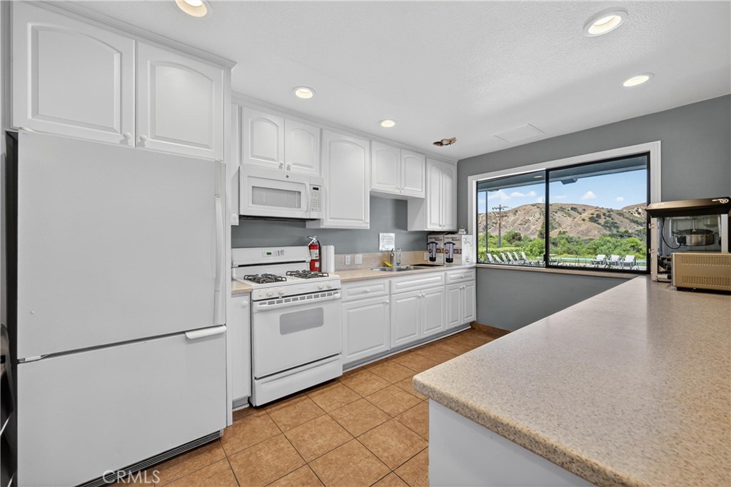 11562 Chadwick Road Corona, CA 92878 - Photo 23 of 39 Clubhouse kitchen