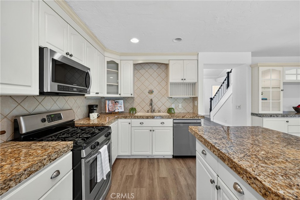 11562 Chadwick Road Corona, CA 92878 - Photo 9 of 39 Kitchen