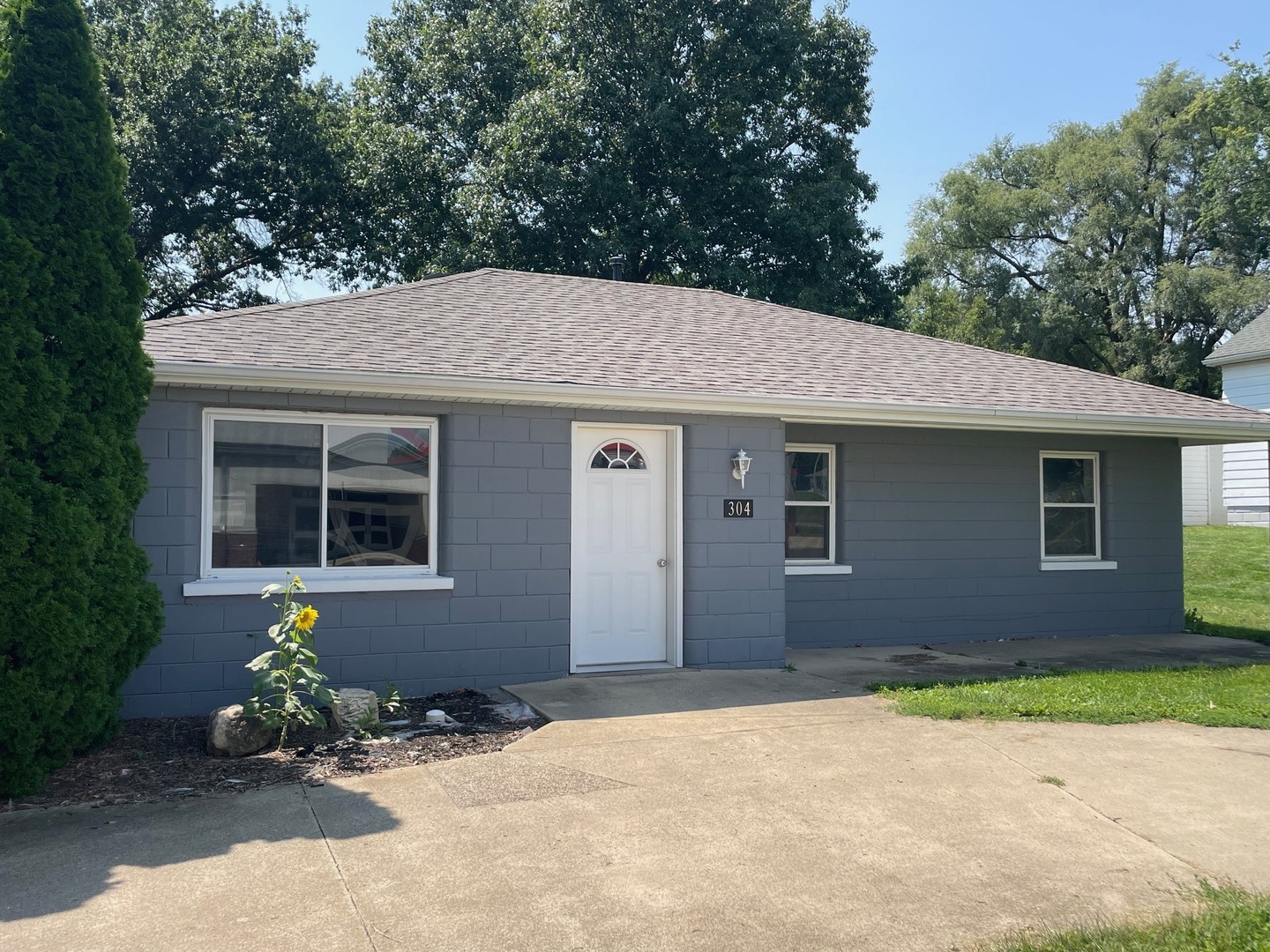 304 South Webster Street Mackinaw, IL 61755 - Photo 2 of 25 a front view of a house with a yard