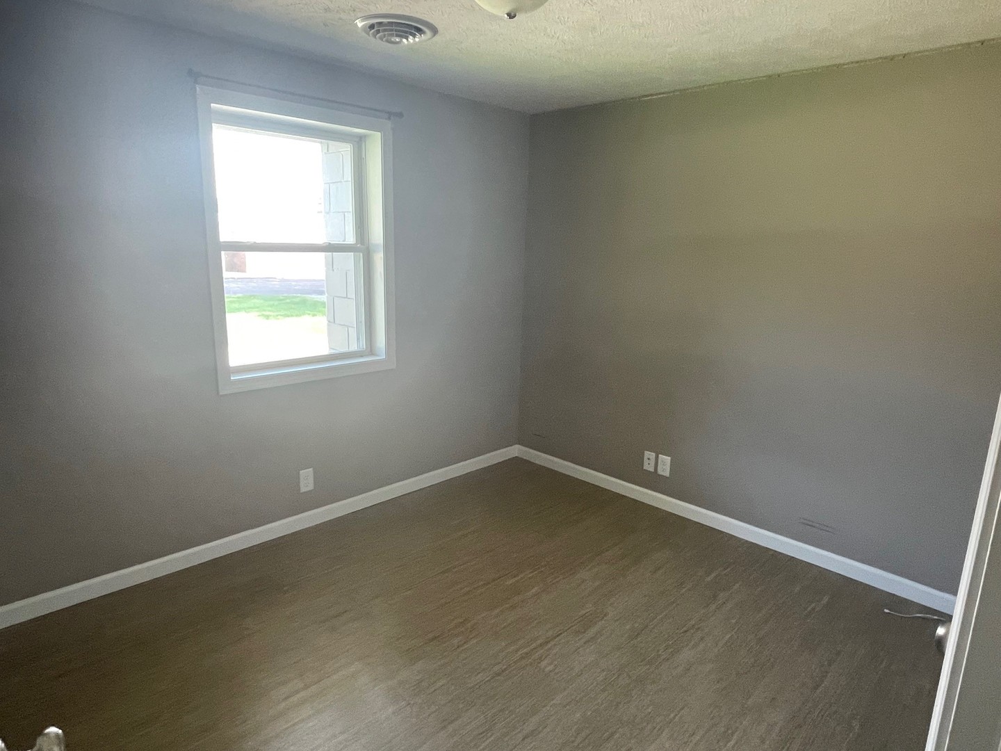 304 South Webster Street Mackinaw, IL 61755 - Photo 23 of 25 an empty room with a window