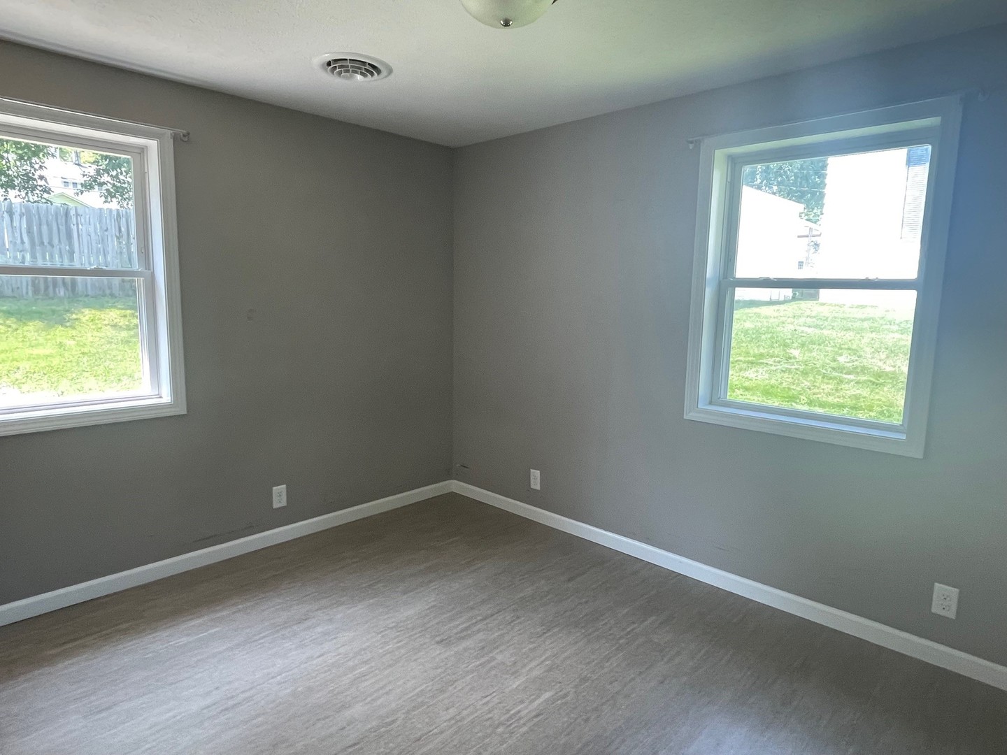 304 South Webster Street Mackinaw, IL 61755 - Photo 5 of 25 an empty room with a window