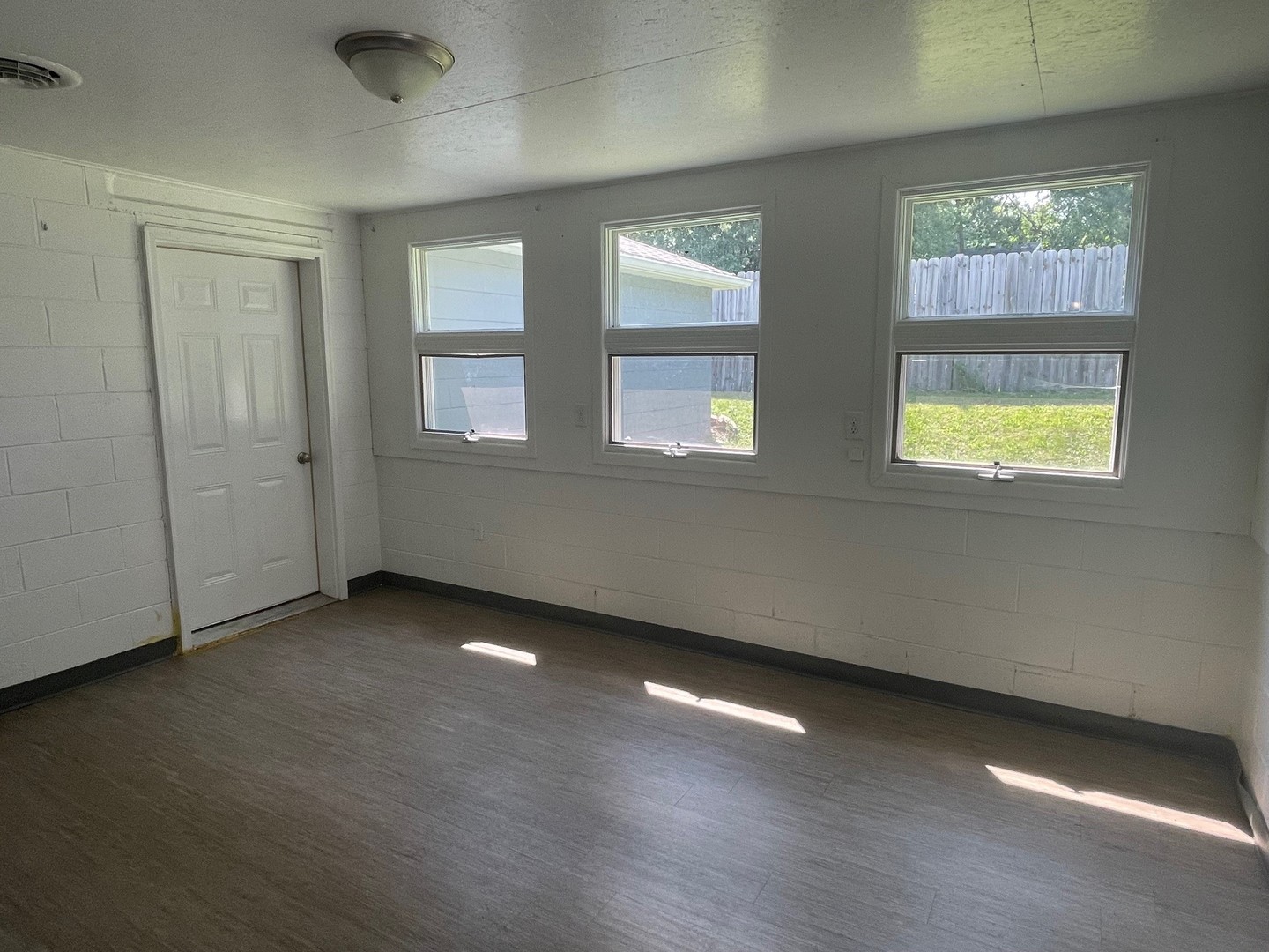 304 South Webster Street Mackinaw, IL 61755 - Photo 8 of 25 an empty room with a window