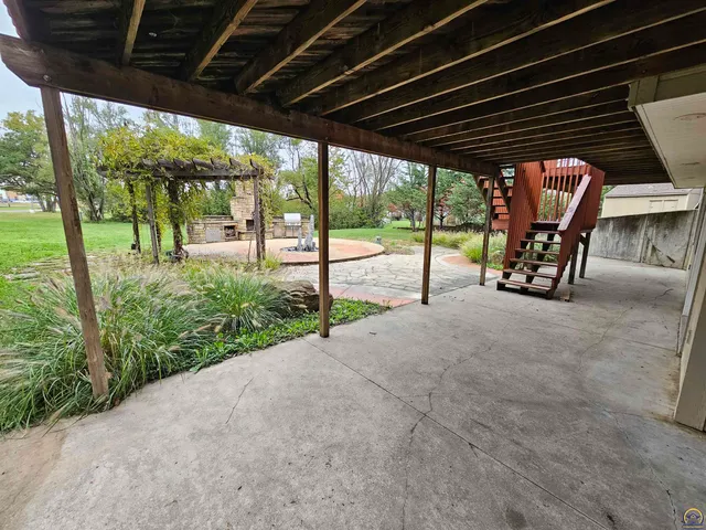 $319,900 | 2309 Sunset Lake Drive, Emporia, KS 66801