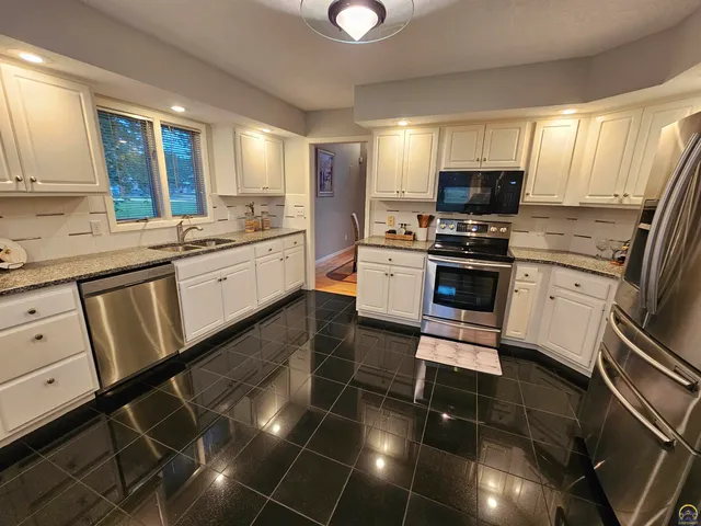 $319,900 | 2309 Sunset Lake Drive, Emporia, KS 66801