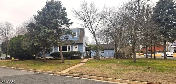 a view of a back yard