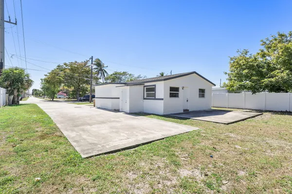 $3,100 | 105 Northwest 7th Court, Deerfield Beach, FL 33441