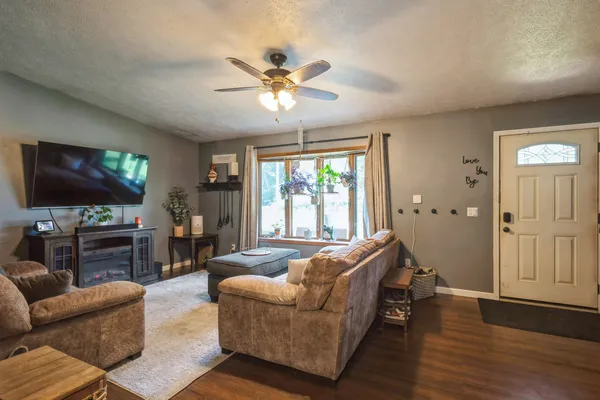$205,000 | 5444 10th Avenue, Moline, IL 61265